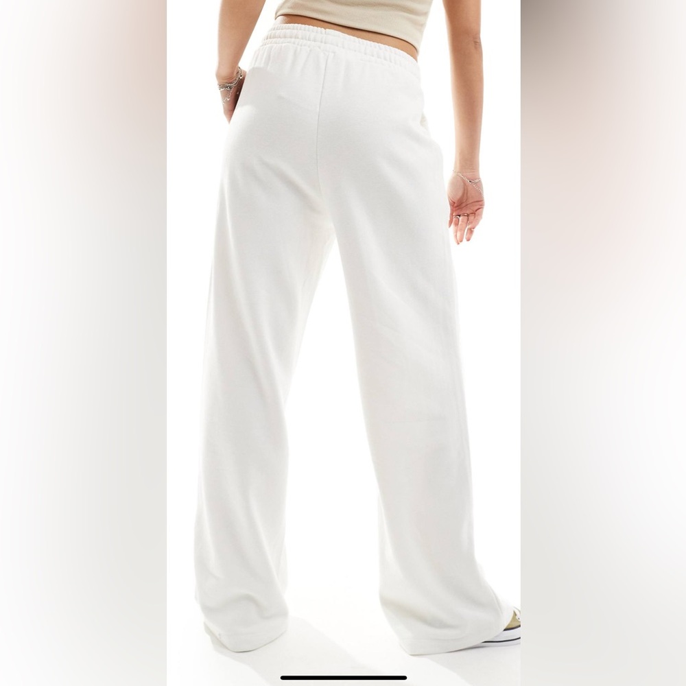 Bershka wide leg sweatpants in white size Medium - Picture 1 of 4